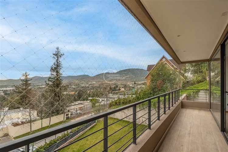 Casa en venta de 3 dorm. en Lo Barnechea