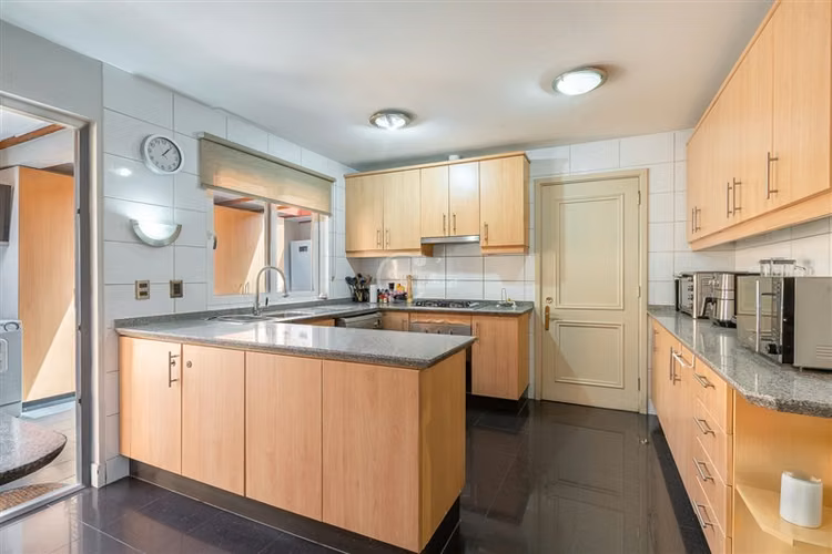 Casa en venta de 5 dorm. en Colina