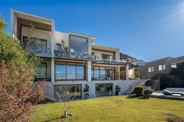 Casa en venta de 4 dorm. en Lo Barnechea