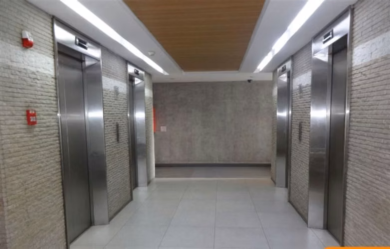 Venta Oficina, frente Cantagallo, 2 privados, estacion.