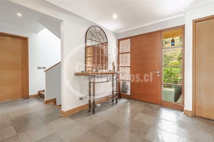 Casa en venta de 5 dorm. en Lo Barnechea