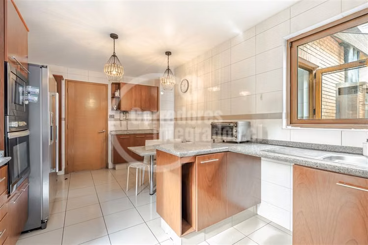 Casa en venta de 5 dorm. en Lo Barnechea