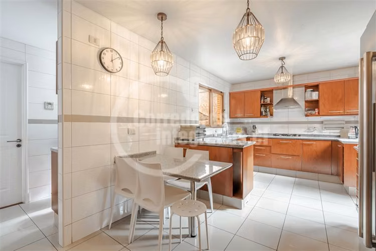 Casa en venta de 5 dorm. en Lo Barnechea