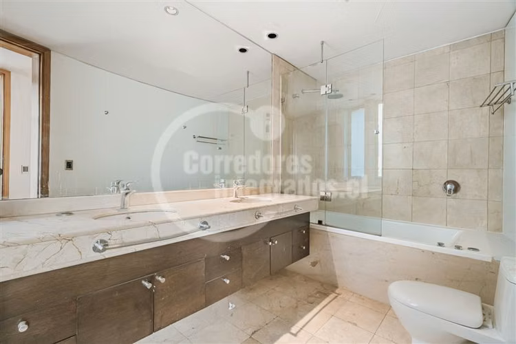 Departamento en venta de 5 dorm. en Las Condes