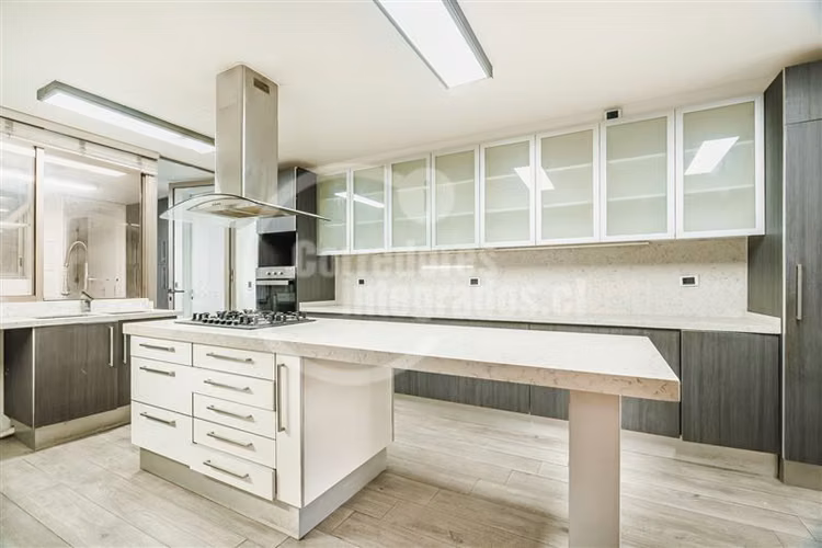 Departamento en venta de 5 dorm. en Las Condes