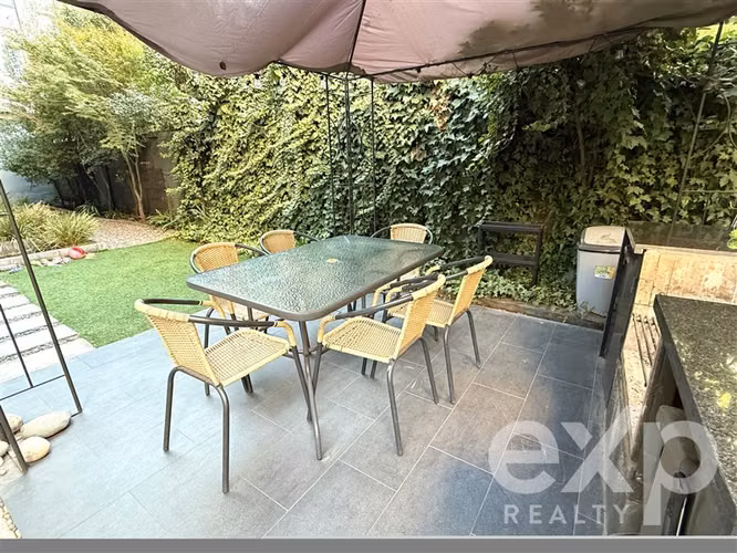 DEPARTAMENTO CON JARDIN PRIVADO Y QUINCHO