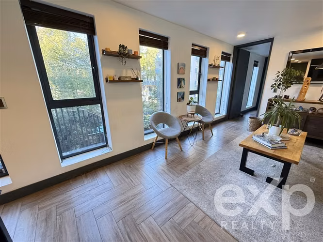 DEPARTAMENTO CON JARDIN PRIVADO Y QUINCHO