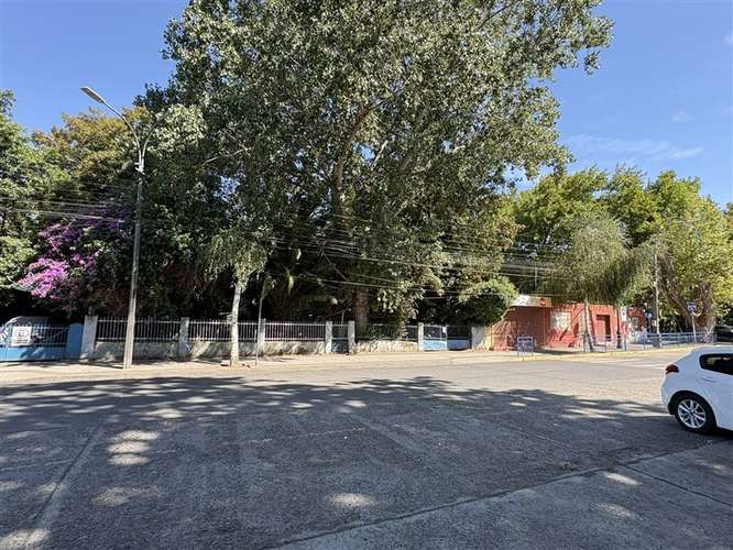 Sitio comercial, frente a plaza Chillán Viejo.