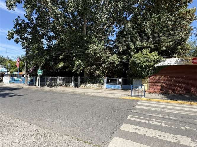 Sitio comercial, frente a plaza Chillán Viejo.