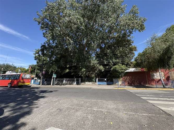 Sitio comercial, frente a plaza Chillán Viejo.