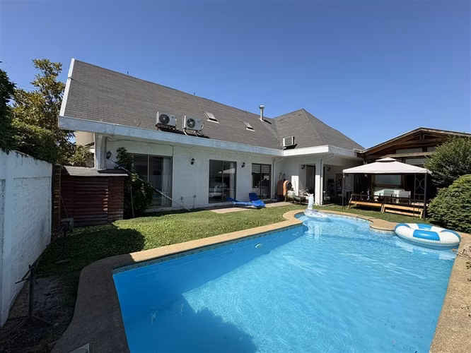 Venta Amplia Casa 4D/4B en Condominio Privado de Chillán.