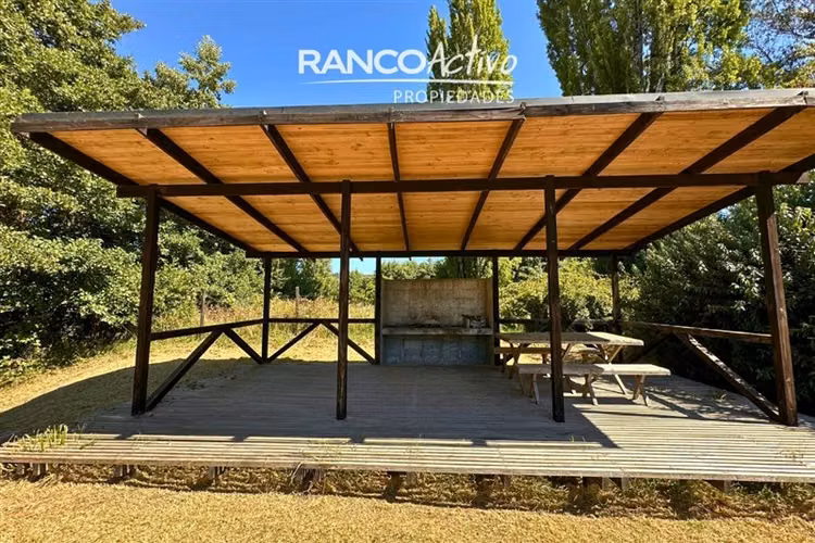 Casa y Parcela 6100m2 con Orilla de Río a 20 Min de Valdivia