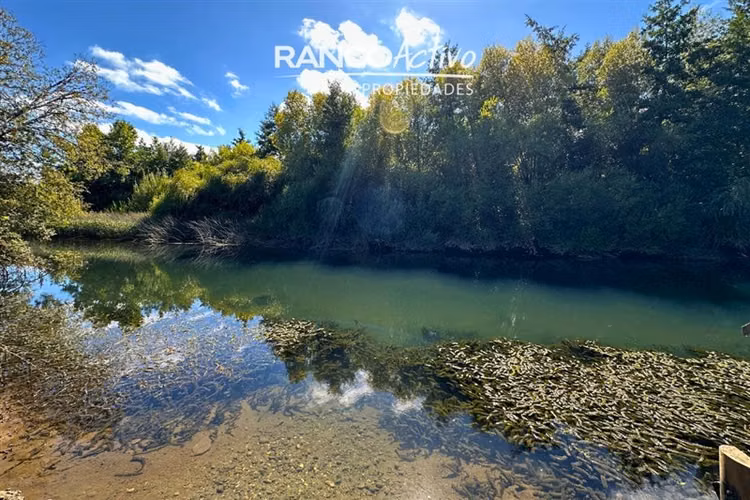 Casa y Parcela 6100m2 con Orilla de Río a 20 Min de Valdivia