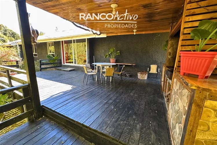 Casa y Parcela 6100m2 con Orilla de Río a 20 Min de Valdivia