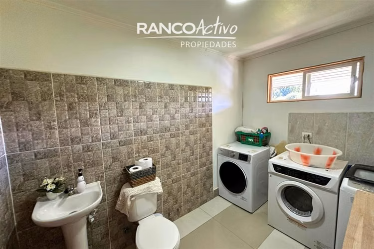 Casa y Parcela 6100m2 con Orilla de Río a 20 Min de Valdivia