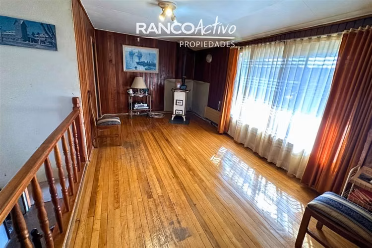 Amplia Casa Esquina en Villa Europa 5D, 3B + 2Cabañas