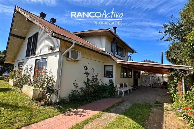Amplia Casa Esquina en Villa Europa 5D, 3B + 2Cabañas