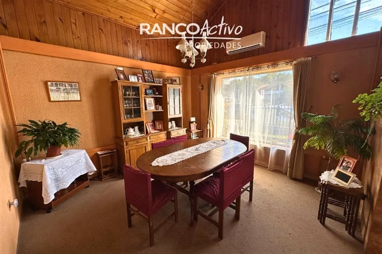 Amplia Casa Esquina en Villa Europa 5D, 3B + 2Cabañas