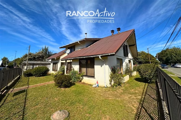 Amplia Casa Esquina en Villa Europa 5D, 3B + 2Cabañas