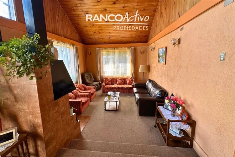 Amplia Casa Esquina en Villa Europa 5D, 3B + 2Cabañas