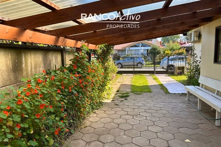 Amplia Casa Esquina en Villa Europa 5D, 3B + 2Cabañas