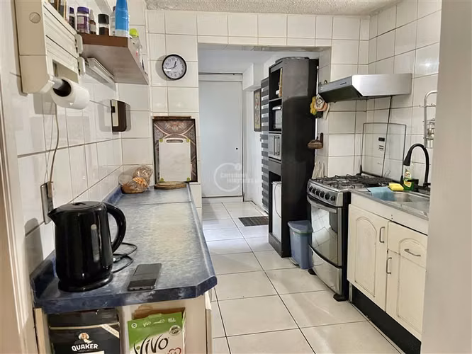 Casa en venta de 4 dorm.+ servicios. en Las Condes