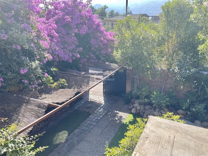 Casa en venta de 4 dorm.+ servicios. en Las Condes