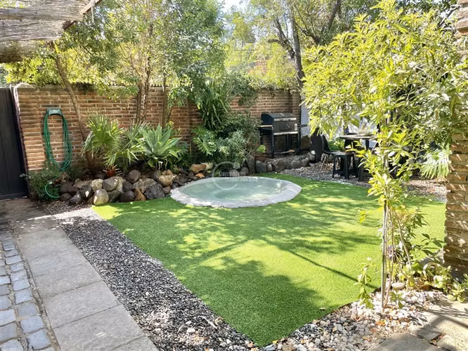 Casa en venta de 4 dorm.+ servicios. en Las Condes