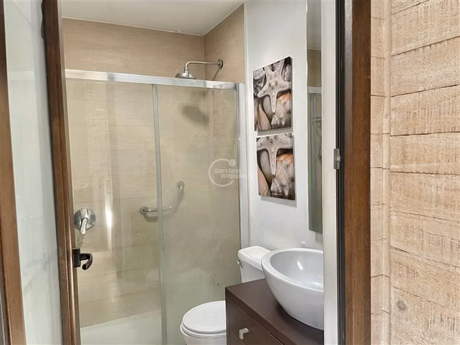 Casa en venta de 4 dorm.+ servicios. en Las Condes