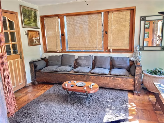 Casa en venta de 4 dorm.+ servicios. en Las Condes