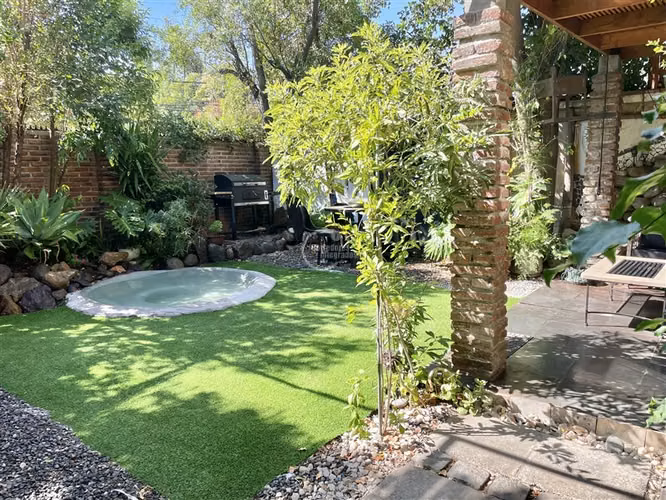 Casa en venta de 4 dorm.+ servicios. en Las Condes