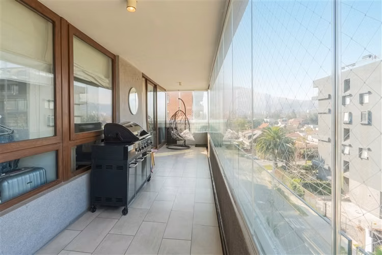Vitacura: luminoso depto con terraza y vista despejada - Imagen 11