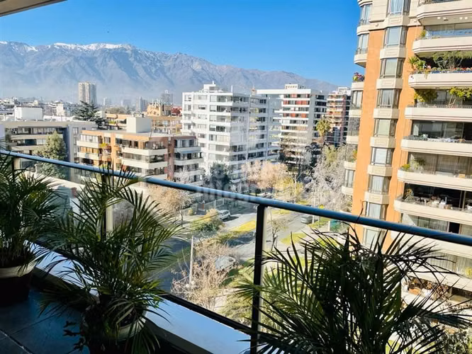 En el mejor edificio sector Las Lilas lujoso amplio dpto 4D.