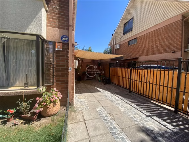 Casa en venta de 5 dorm. en Huechuraba - Imagen 2