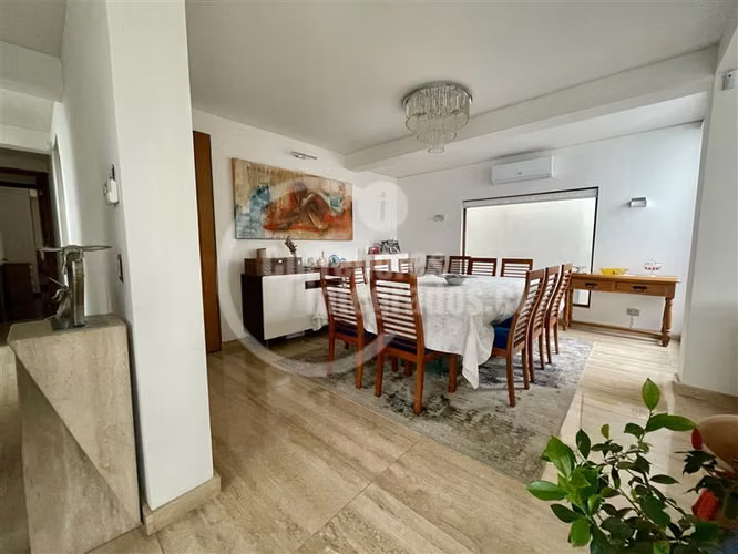 Casa en venta de 3 dorm. en Vitacura, servicios, remodelada - Imagen 3