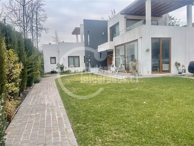 Casa en venta de 3 dorm. en Vitacura, servicios, remodelada
