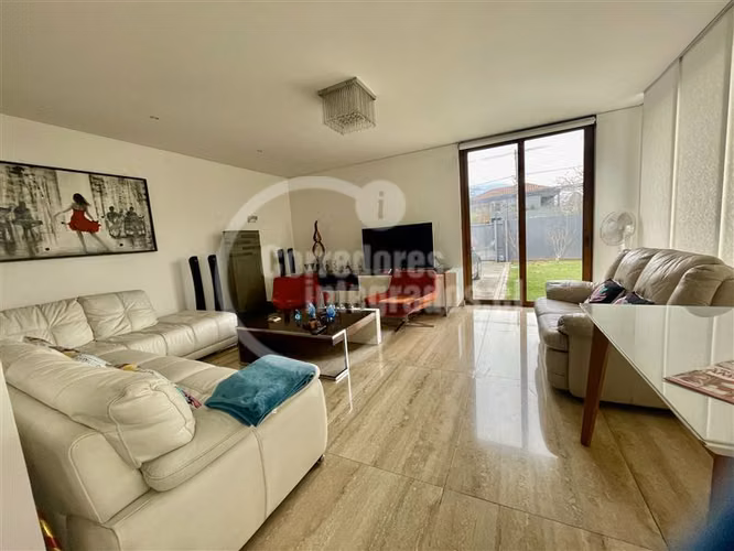 Casa en venta de 3 dorm. en Vitacura, servicios, remodelada - Imagen 2
