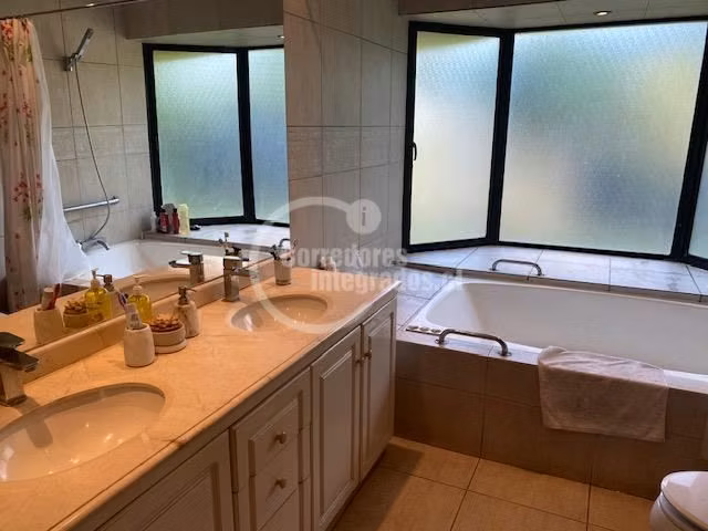 Casa en venta de 6 dorm. en Las Condes