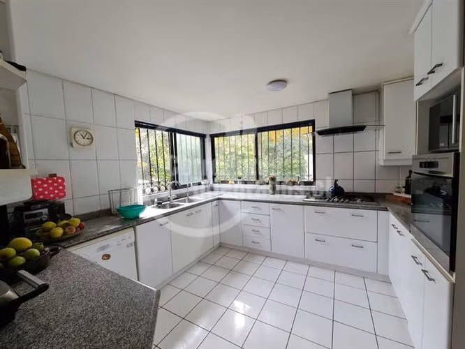Casa en venta de 6 dorm. en Las Condes