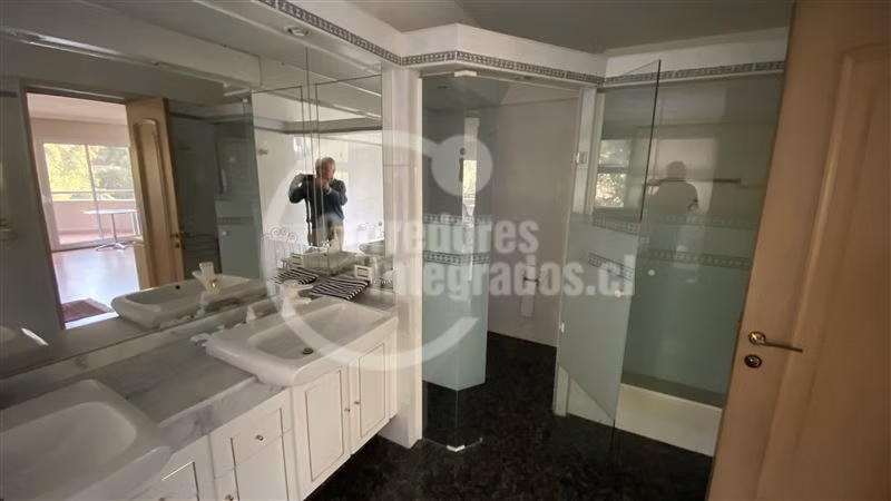 Departamento en venta de 5 dorm. en Las Condes