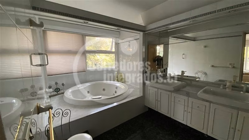 Departamento en venta de 5 dorm. en Las Condes