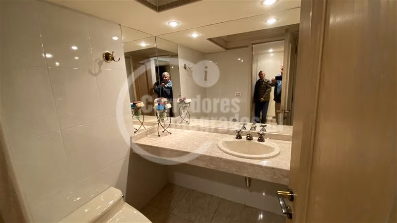 Departamento en venta de 5 dorm. en Las Condes
