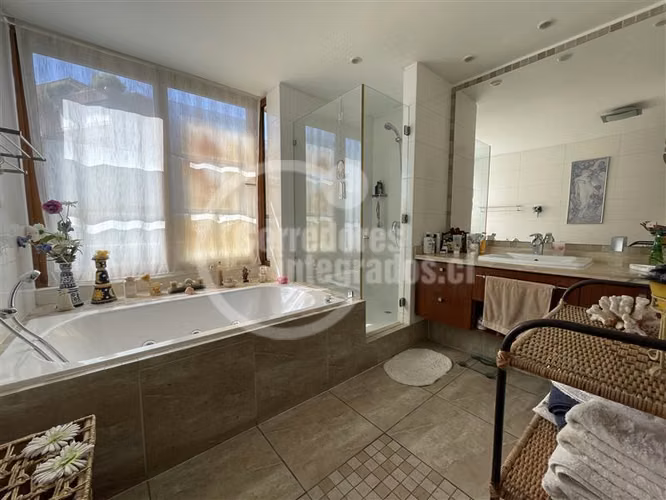 Departamento en venta de 4 dorm. en Las Condes, lindo parque