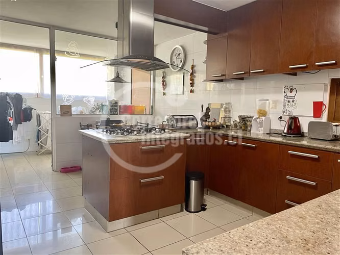 Departamento en venta de 4 dorm. en Las Condes, lindo parque