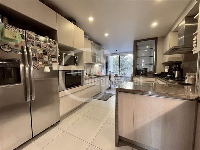 Departamento en venta de 4 dorm. en Las Condes, con jardín,