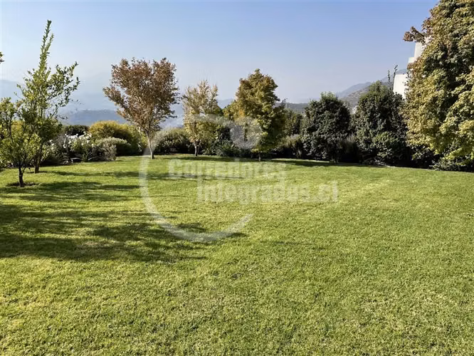Departamento en venta de 4 dorm. en Las Condes, con jardín,