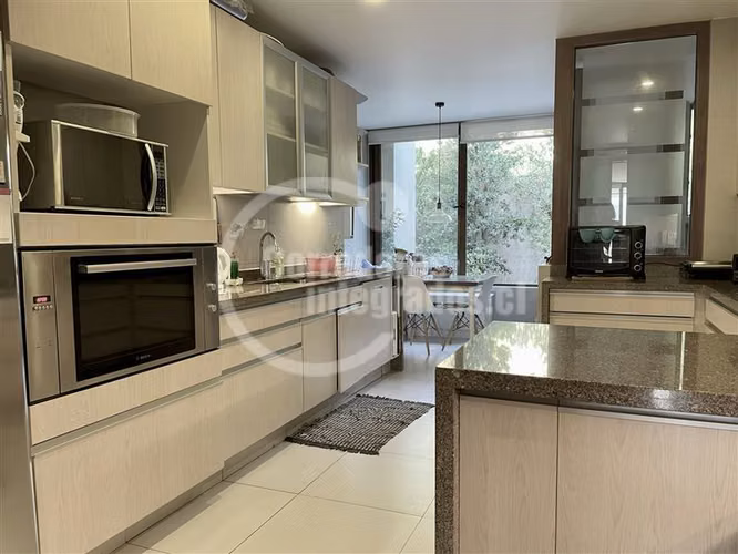 Departamento en venta de 4 dorm. en Las Condes, con jardín,