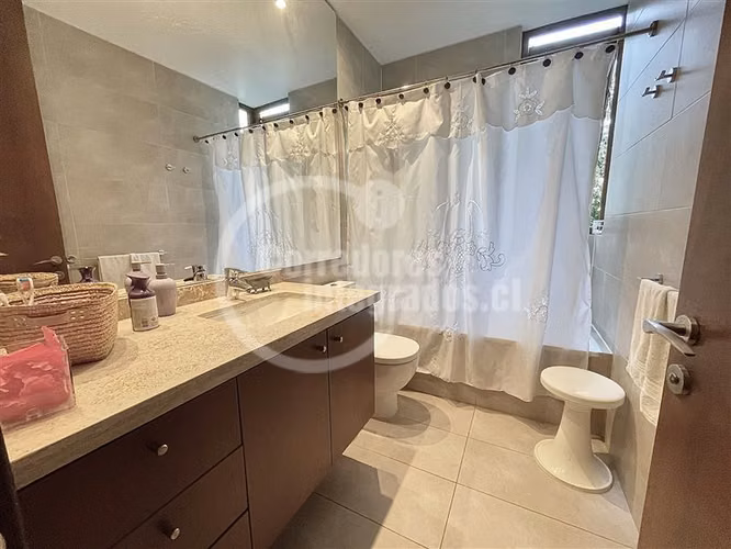 Departamento en venta de 4 dorm. en Las Condes, con jardín,