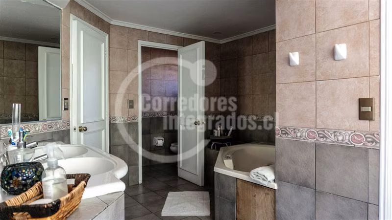 Casa en venta de 5 dorm. en Lo Barnechea
