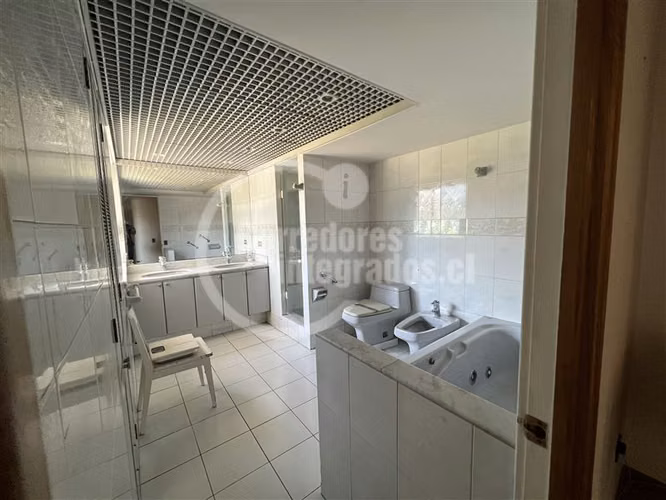 Dpto. en venta de 4 dorm. en Las Condes/BAJÓ DE PRECIO